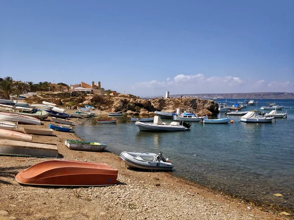 Tabarca Adası Nın Boş Çakıl Plajında Motorlu Tekne Balık Tutma — Stok fotoğraf