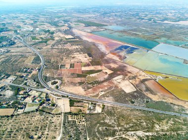 Hava panorama kuşlar göz görünümü karayolları ve doğa rezerv Santa Pola tuzlu göller. Uçak fotoğraf Tuz üretimi sulak alan görünümü yukarıdaki. Torrevieja. Costa Blanca. Alicante il. İspanya