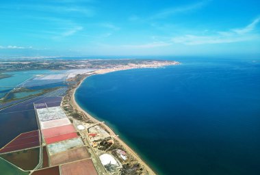 Hava panoramik kuş bakışı görünüme doğa rezerv Santa Pola tuzlu göller. Uçak fotoğraf Tuz üretimi sulak alan ve kumlu kıyı şeridi Akdeniz deniz manzaralı yukarıdan. Torrevieja. Costa Blanca. Alicante il. İspanya