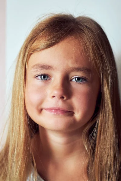 Ritratto Adorabile Llitle Ragazza Sei Sette Anni Sente Infelice Posa — Foto Stock