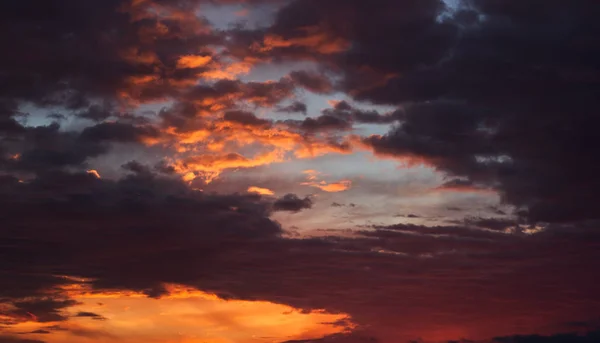 Живописное Облачное Небо Разноцветные Оранжево Голубые Серые Цвета Восход Солнца — стоковое фото