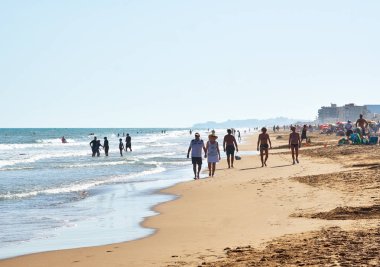 Guardamar del Segura, İspanya-22 Ekim 2018: insanlar Akdeniz Sonbahar, Alicante Eyaleti, Costa Blanca Guardamar del Segura kumlu plaj yürüyüş güneşlenme, yüzme. İspanya
