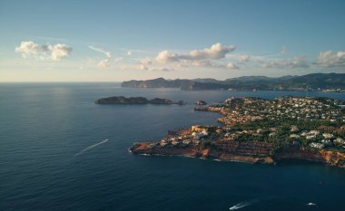 Yatlar yakınındaki Port Adriano, havadan panoramik görünümü. El Toro, Calvia Belediyesi bir alanda küçük mahalle kayalıklarla hemen altında yer alır. Mayorka Adası. İspanya