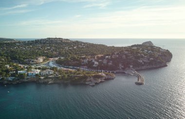 Havadan panoramik görünümü Santa Ponsa, kasaba'nın güney batısında Mayorka Adası. Calvia Belediyesi, gezginler ve turistler için popüler tatil beldesi bulunur. Spai