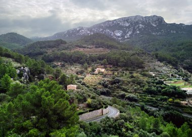 Mallorca'nın batı kıyısındaki küçük hillside Banyalbufar şehrin hava dron görünümü. Dağ bölgesi sokulur daha küçük tepeler arasında Tramuntana çevrili nerede çiftlikleri ve üzüm bağları dağınık. İspanya