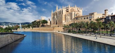 Yatay geniş sahil görünümü Cathedral of Palma de Mallorca, turistik uçurumdan denizden yükselen inşa edildi. Güneşli bir gün bulutlu mavi gökyüzü, Mayorka, Balear Adaları. İspanya