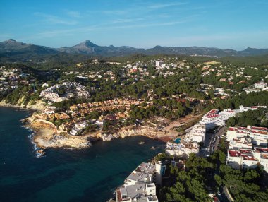 Hava panoramik manzaralı Costa de la Calma kıyı, turkuaz yeşil su Akdeniz'in temizleyin. Hillside villas çam ormanlar, dağ Vadisi arasında. Mallorca, Mallorca, Balear İspanya
