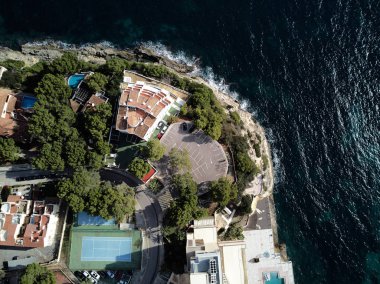 Doğrudan sahil ve Akdeniz in üstünden görüntüleyin. Yüzme havuzlu Park alanı yaz lüks villalar tenis alan spor. Mallorca veya Mayorka, Balear Adaları İspanya