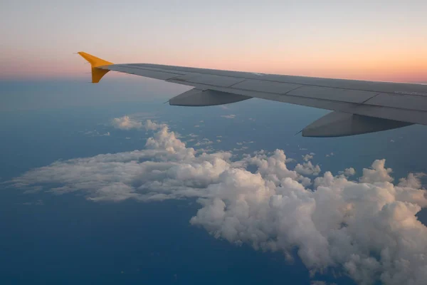 清晨的日出在地中海和蓬松的天空之上 从飞机窗口可以看到 西班牙 — 图库照片