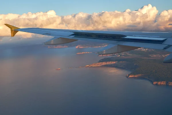 风景如画的风景岩石海岸线 地中海海景和蓬松的云在土地上 从飞机窗口的看法 — 图库照片