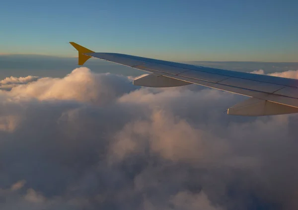 飞机在白色蓬松的云层上方飞行 从飞机门廊可以看到 西班牙 — 图库照片