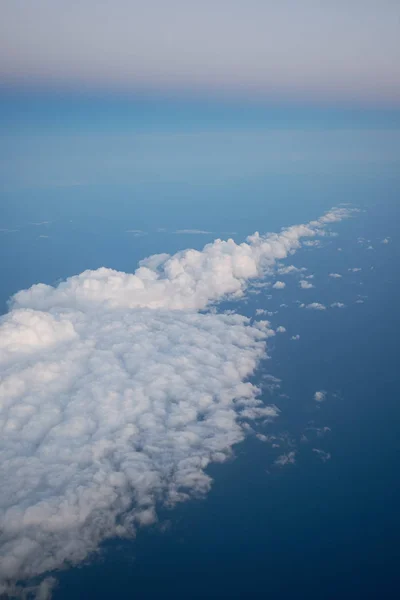 日出以上蓬松的白云和蓝色的地中海 从飞机窗口可以看到 西班牙上空的航班 — 图库照片