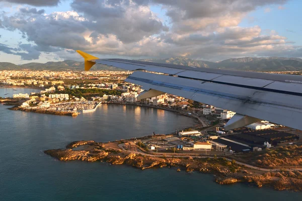 Repülőgép Leszállás Partvidékre Palma Mallorca Resort City Kilátás Repülőgép Ablakból — Stock Fotó