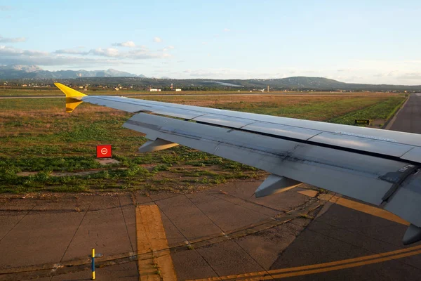 空港で離陸ストリップに乗って飛行機飛行機の窓からの眺め スペイン — ストック写真