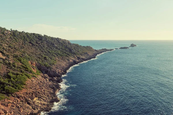 マヨルカ島やマヨルカ島で Ribell またはカラ Marjal 海岸線の眺め 青い地中海のロッキーマウンテン日当たりの良い天気 バレアレス スペイン — ストック写真