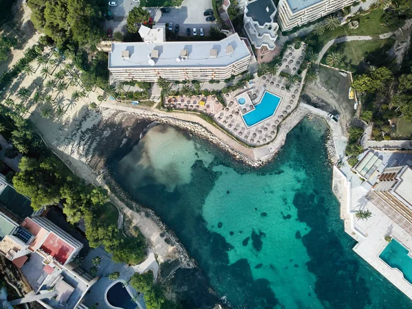 Luxus Appartements Und Hotel Mit Pool Und Liegestühlen Der Küste — Stockfoto