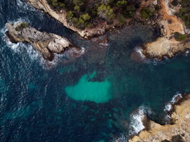 Falco plaj turkuaz yeşil şeffaf su ve kayalık sahil ile Kaptan, hemen üstüne görüntüleyin. Hava dron fotoğraf. Mallorca veya Mayorka Adası. Balear Adaları. İspanya 
