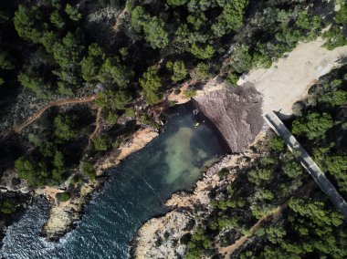 Falco plaj turkuaz yeşil şeffaf su ve kayalık sahil ile Kaptan, hemen üstüne görüntüleyin. Hava dron görünümü fotoğraf. Mallorca veya Mayorka Adası. Balear Adaları. İspanya 