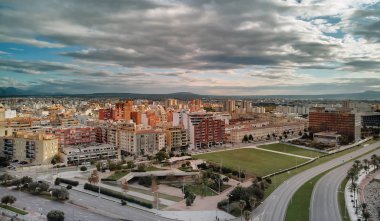 Cityscape Palma de Mallorca. Mayorka townscape, konut kalabalık üzerinde Moody dramatik bulutlu gökyüzü evler, su kuyusu-damat sokaklara Dağları Vadisi'nde. Ünlü seyahat hedef için seyahat etmek. İspanya