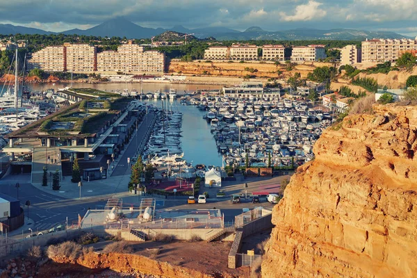 Förtöjda Fartyg Lyxbåtar Port Adriano Ligger Strax Nedanför Klipporna Den — Stockfoto