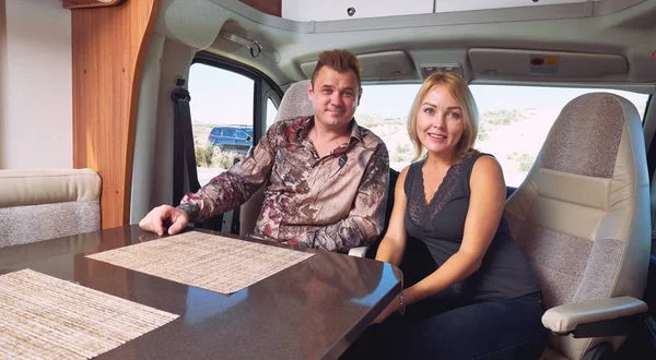 已婚中年夫妇坐在娱乐车辆内看着镜头 活跃的人生活方式 冒险和旅程 在野营面包车的概念周游世界 — 图库照片