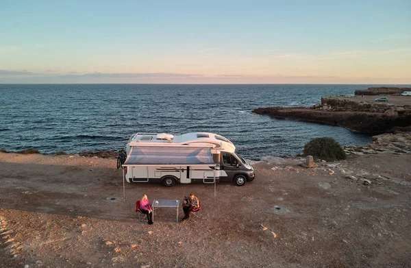 Akdeniz Manzaralı Kayalık Sahil Katlanır Sandalyeleri Yakınındaki Eğlence Araç Karavan — Stok fotoğraf