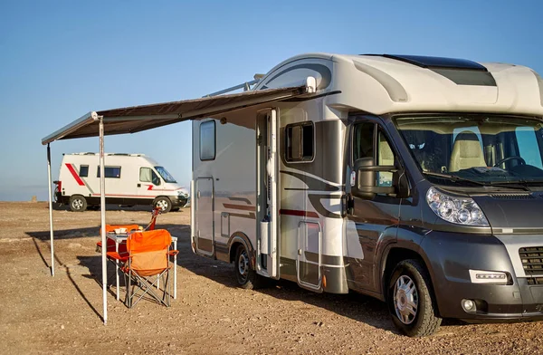 Opvouwbare Stoelen Tafel Onder Luifel Buurt Van Nieuwe Moderne Camper — Stockfoto