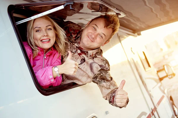 已婚中年夫妇家庭显示竖起大拇指从大篷车休闲车辆汽车家庭拖车窗口看相机感到高兴和满意 旅游和旅行理念 — 图库照片