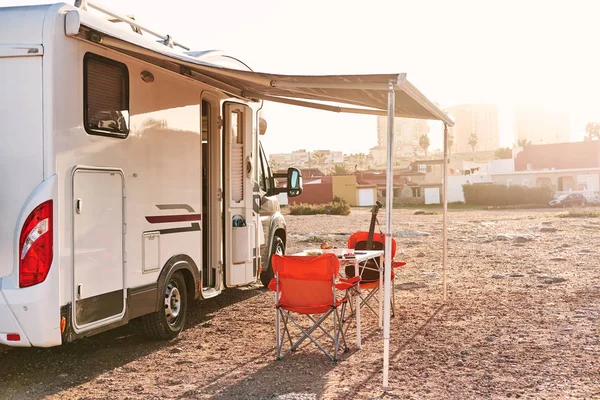 空置折叠椅和桌子下的天篷附近的休闲车辆野营拖车 活跃的人旅行的汽车家庭概念 — 图库照片