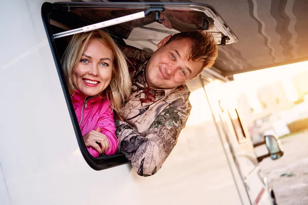 已婚中年夫妇的家庭妻子和丈夫从大篷车里出来的娱乐车辆机动车家庭拖车车窗看着相机感到幸福和满足 旅游和旅行理念 — 图库照片