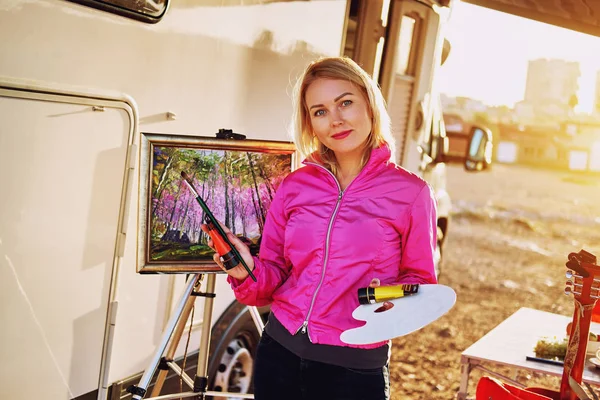 Attractive Painter Middle Aged Blond Woman Holds Paint Brush Palette — Stock Photo, Image