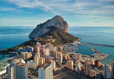 Havadan görünümü Ifach Rock ve Calpe cityscape. İspanya