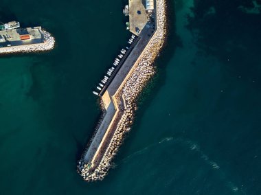 Hava dron bakış açısı pier köstebek dalgakıran ve Akdeniz'in turkuaz yeşil su. Calpe resort kasaba marina fotoğraf çekmek yukarıdan. Alicante Eyaleti, Costa Blanca, İspanya