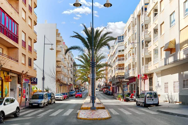Uroczy street w mieście Torrevieja, Hiszpania — Zdjęcie stockowe