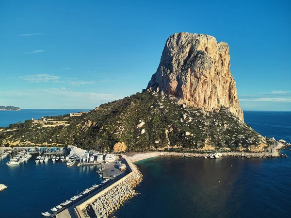 Rocha Ifach na cidade resort Calpe. Espanha — Fotografia de Stock