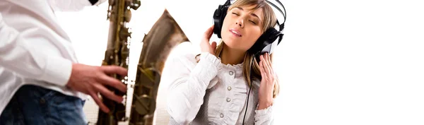 Menina encantadora em fones de ouvido ouvir música — Fotografia de Stock