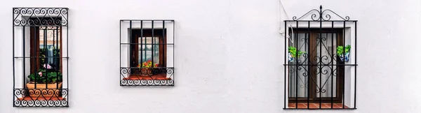 Ventanas con celosía de acero en una pared encalada — Foto de Stock