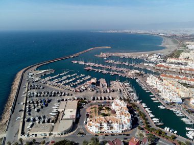 Hava dron görünümü Almerimar liman ve deniz manzarası. İspanya