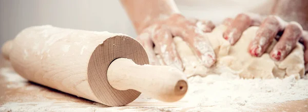 Mujer amasando masa de cerca imagen horizontal — Foto de Stock