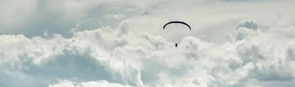 Horizontal cropped image paraglider over cloudy sky background — Stock Photo, Image