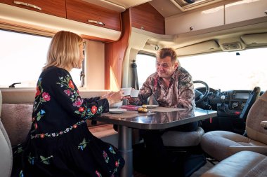 Çift eğlence araç içinde oturup çay içme 