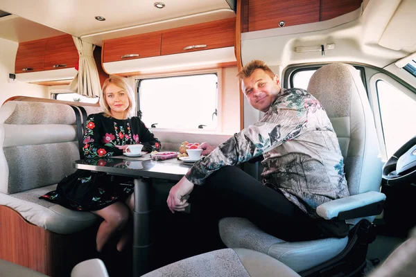 Çift Camper minibüste oturmuş çay içme — Stok fotoğraf