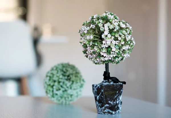 Artiicial kwiaty w domu — Zdjęcie stockowe