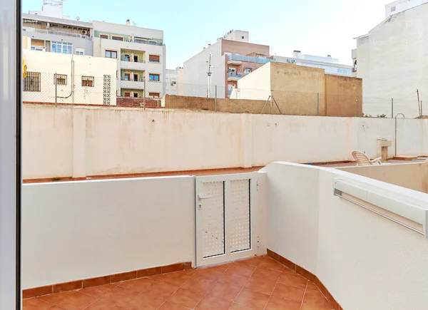 Typisk terrass gamla äldre bostadshus. Torrevieja, Spanien — Stockfoto