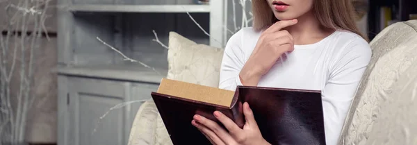 Imagen horizontal recortada mujer leyendo un libro — Foto de Stock