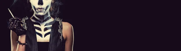 İskelet yüz sanat siyah arka plan üzerinde sigara kadınla — Stok fotoğraf