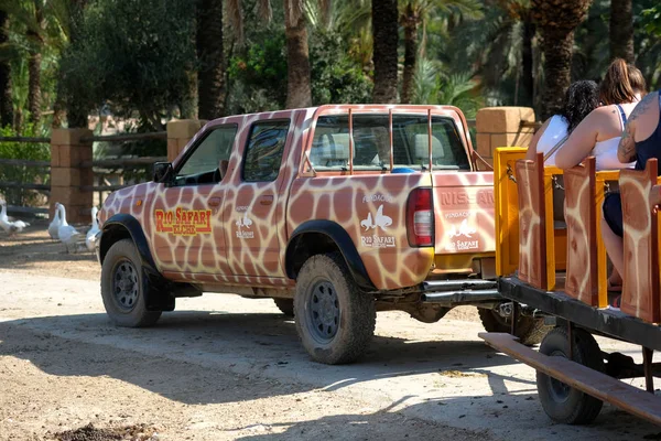 Safari auto met toeristen in Zoo Park, Elche, Spanje — Stockfoto