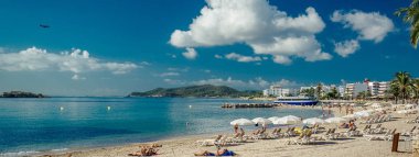 Panoramik görüntü insanlar Ibiza kıyısında güneşleniyor, İspanya