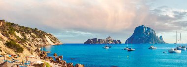 Cala d'Hort plajında yatay görüntü yaz