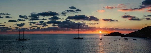 Panorama zachodu słońca nad Morzem Śródziemnym i sylwetka żaglówek — Zdjęcie stockowe